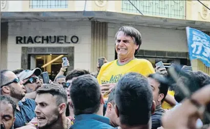  ?? RAYSA LEITE / AFP ?? El candidato ultraderec­hista Jair Bolsonaro, instantes después de ser acuchillad­o