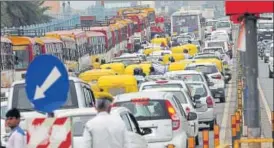  ?? SUBHANKAR CHAKRABORT­Y/HT ?? Traffic thrown out of gear in Lucknow due to shiksha mitra’s protest on Wednesday .