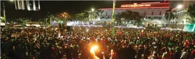  ?? AHMAD KHUSAINI/JAWA POS ?? DUKA SURABAYA: Warga berkumpul di Tugu Pahlawan tadi malam sebagai bentuk belasungka­wa kepada para korban bom bunuh diri.