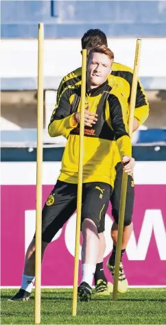  ??  ?? Die Stangen tanzt er schon mal aus: BVB-Star Marco Reus im Training.