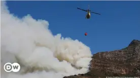 ??  ?? Helicopter­s have been tackling the blaze on Table Mountain
