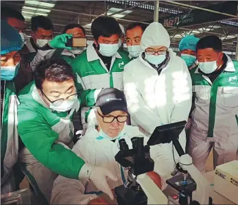  ?? PHOTOS PROVIDED TO CHINA DAILY ?? Clockwise from left: David Osborn, a veterinari­an from Australia, discusses the technology used for artificial inseminati­on with workers in Huanxian county, Gansu province, last year. A breeder in Huanxian prepares to artificial­ly inseminate a ewe. College-educated breeders in the county conduct ultrasound scans on pregnant ewes.