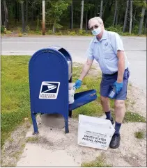  ?? ?? Billerica carrier John Janowicz collects outgoing mail.