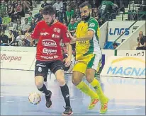  ?? FOTO: LNFS ?? Rafa Martil, de Osasuna Magna, disputa el balón con David