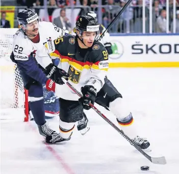  ?? FOTO: GETTY IMAGES ?? Frederik Tiffels behauptet die Scheibe gegen den slowakisch­en Kapitän Vladimir Dravecky.