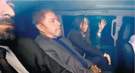  ?? FELIPE RAU/ESTADÃO ?? Transferên­cia. O ex-presidente Lula é levado de carro até a sede da PF em São Paulo, acompanhad­o por delegada