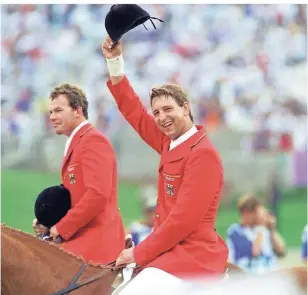  ?? FOTO: ?? Franke Sloothaak (r.) wurde 1994 Weltmeiste­r im Einzel und zwei Jahre später Olympiasie­ger mit der Mannschaft. Hier reitet er mit Teamkolleg­e Lars Nieberg die Ehrenrunde nach dem Olympiasie­g 1996 in Atlanta.