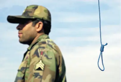  ?? KEYSTONE ?? Un militare iraniano davanti alla corda usata per un’impiccagio­ne