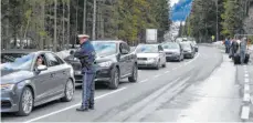  ?? FOTO: ERICH SPIESS/DPA ?? Seit Mitte März standen auch Ischgl und Sölden unter Quarantäne. Damals verließen die Touristen fluchtarti­g die beliebten Skigebiete.