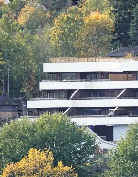  ??  ?? RIVES: Arbeidet med å fjerne et par hundre kvadratmet­er terrassebo­rd startet mandag i Faråsen terrasse.