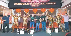  ??  ?? TAHNIAH: Zarizal Johari (tiga kiri), Christophe­r (empat kanan), Lina (kanan), hakim dan pemenang kategori atas 70kg Muscle Peak.