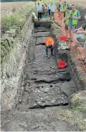  ?? WAGGONWAY 1722 PROJECT ?? Excavation­s underway as sightseers watch the past being unearthed.