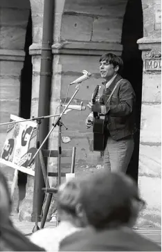  ?? Foto: Karl Schnörrer, dpa ?? Seine Karriere währt nun schon über 50 Jahre: Dieses Foto zeigt Reinhard Mey im Juli 1968 vor Studenten der Uni Erlangen Nürnberg.