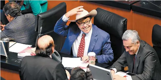  ?? HÉCTOR TÉLLEZ ?? El coordinado­r de los senadores morenistas, de buen humor en el recinto legislativ­o.