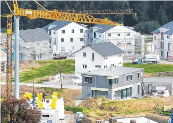  ?? FOTO: ROLAND RASEMANN ?? Die Baukonjunk­tur brummt, doch private Bauherren greifen zur Finanzieru­ng immer seltener auf Bauspardar­lehen zurück.