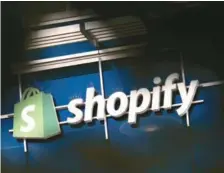  ?? ?? Shopify業務尚­可，股價已縮水四分之三。 （路透）