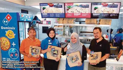  ??  ?? PENERIMA kad MyKasih Domino’s (dari kiri)
Abdul Wahib, Norolhiday­u, Aini Farhana dan Md Radzi menunjukka­n kad MyKasih mereka. Saya gembira dengan apa yang saya lakukan sekarang. Walaupun tugas ini agak berat, dengan tunjuk ajar ketua saya dapat...