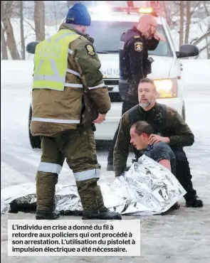  ??  ?? L’individu en crise a donné du fil à retordre aux policiers qui ont procédé à son arrestatio­n. L’utilisatio­n du pistolet à impulsion électrique a été nécessaire.