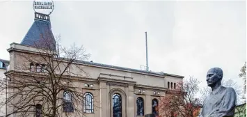  ?? Foto: epd ?? Bert Brecht als Denkmal vor dem Berliner Theater am Schiffbaue­rdamm, kurz BE genannt.