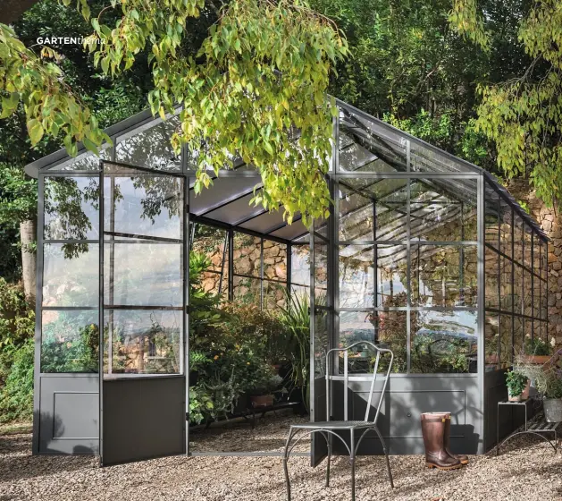  ??  ?? Greenhouse Eine Orangerie setzt einen Gestaltung­spunkt im Garten und lässt sich zum einen als Gewächshau­s, zum anderen als Zimmer im Grünen nutzen. (unopiu)