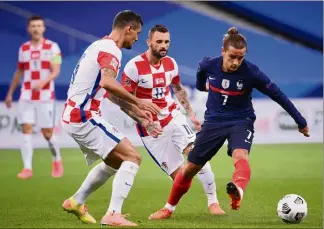  ?? (Photos AFP) ?? A l’aller (-), Griezmann avait ouvert le score. Depuis, il tarde à briller en Bleu...