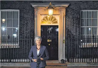  ?? FOTO: AFP ?? Direkt nach der Kabinettss­itzung am Mittwochab­end ist die britische Premiermin­isterin Theresa May vor dem Amtssitz Downing Street Nummer 10 in London vor die Presse getreten.