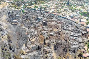  ??  ?? VISTA aérea De las casas Quemadas después de un incendio forestal en el cerro Rocuant en valparaíso.