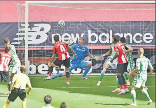 ??  ?? Así remató Íñigo Martínez, con la espuela, para batir a Joel en el único gol de la soleada tarde en San Mamés.