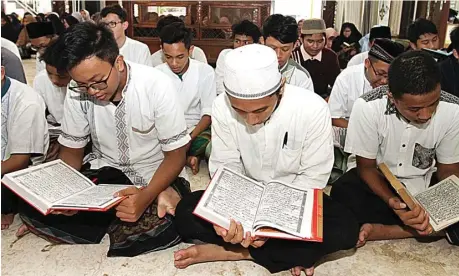  ?? ROBERTUS RISKY/JAWA POS ?? KHATAM 2 JAM: Siswa-siswa SMAIT Al Uswah membaca Alquran dalam agenda Medokan Semampir Mengaji di Masjid Al Ittihad kemarin.