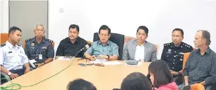  ??  ?? SIDANG MEDIA: Lee (empat kiri) bersama yang lain pada sidang media BIYC di Miri, Jumaat lalu.