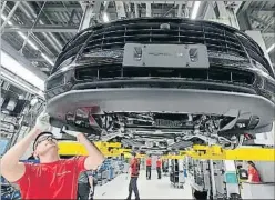  ?? MATTHIAS RIETSCHEL / REUTERS ?? La normativa de emisiones ha frenado la producción de coches