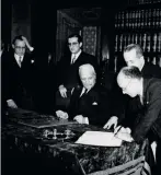  ??  ?? 1947 Il presidente dell’assemblea Costituent­e Umberto Terracini firma il testo della Carta