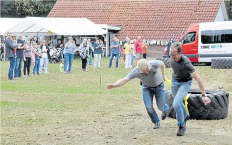  ?? BILD: INKA BODMANN ?? Starkes Duo: Bei der ersten Meistersch­aft im Traktorrei­fen-Pulling mussten Zweier-Teams beim Sommerfest in Wapeldorf einen schweren Traktorrei­fen über den Sportplatz ziehen.