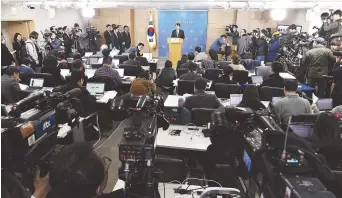  ??  ?? Le ministre sud-coréen Lee Sukjoo a annoncé des sanctions unilatéral­es contre son voisin du Nord, mardi, à Séoul. - Associated Press: Ahn Young-joon