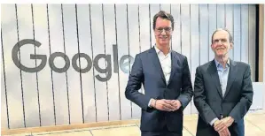  ?? FOTO: STELLA VENOHR/DPA ?? Hendrik Wüst (l.) mit dem Google-Manager Kent Walker in der Zentrale des Tech-Riesen in Mountain View.