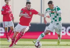  ??  ?? Chiquinho controla a bola com Pizzi a pressioná-lo