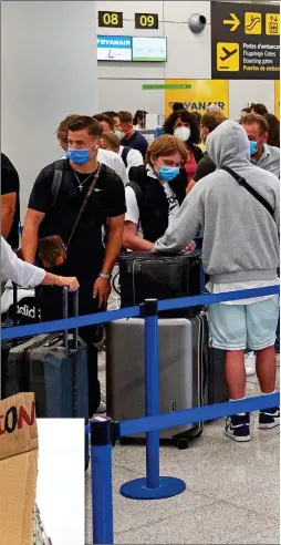  ??  ?? LONG QUEUES: Returning Britons at Palma airport in Majorca yesterday