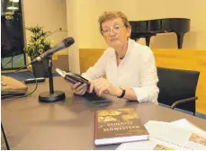  ?? SZ-FOTO: KHB ?? Schriftste­llerin Dorothea Keuler hat im Untermarch­taler Bildungsha­us aus ihrem Buch „Beherzte Schwestern“gelesen.