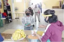  ??  ?? z Con cubrebocas y sana distancia, adultos mayores esperan sus alimentos en los comedores que opera el DIF Coahuila.