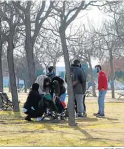  ?? RAFA DEL BARRIO ?? Un grupo de estudiante­s en el Campus del Carmen de la UHU.