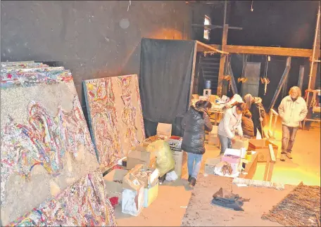  ??  ?? Koki Ruiz fiscaliza el embalaje de las partes del retablo que anoche se cargó en camiones. El domingo trasladan hacia Asunción.