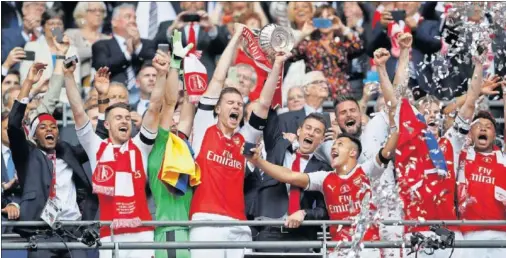  ??  ?? CAMPEONES. La plantilla del Arsenal, con el capitán Mertesacke­r a la cabeza, celebró el título de la FA Cup en Wembley.