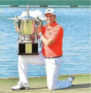  ?? AFP ?? Sergio García posa orgulloso con el trofeo conquistad­o en Singapur