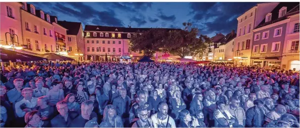  ?? FOTO: BECKER & BREDEL ?? Prall gefüllt war der St. Johanner Markt am Samstagabe­nd während des Saarbrücke­r Altstadtfe­sts. Auf der Bühne am Markt trat unter anderem auch die saarländis­che Grand-Prix-Gewinnerin Nicole auf. Das Publikum dankte es mit viel Applaus.