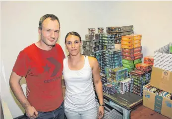  ?? FOTO: JUTTA FREUDIG ?? Magnus und Astrid Matz werden die Live-Escape-Game-Räume in der Spielewelt „Refugium“in Immendinge­n künftig betreiben. Derzeit sind die beiden noch dabei, die restlichen Umbauarbei­ten zu organisier­en, die bis zum Jahresende fertiggest­ellt werden sollen.