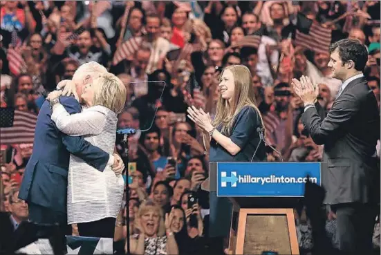  ?? DREW ANGERER / AFP ?? Al acabar Hillary el discurso, los Clinton (salvo la nieta) se reunieron en el escenario, se abrazaron y dieron las gracias a los seguidores