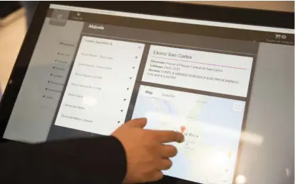  ?? ALEJANDRO GAMBOA ?? En algunos puntos de venta de Ekono, como en el centro comercial Oxígeno, se dispone de pantallas digitales para compras en línea cuando un producto o talla no está en la tienda.