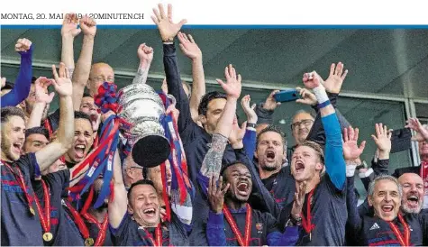  ?? KEYSTONE ?? Zum 13. Mal in der Vereinsges­chichte gewann der FC Basel gestern den Schweizer Cup, dank eines 2:1-Finalsiege­s gegen Thun.