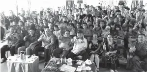 ??  ?? JOHN (duduk, tengah) bersama tenaga pengajar dan murid-murid SK Moyog.