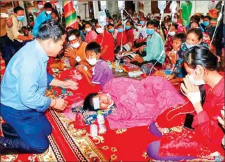  ?? KANDAL PROVINCIAL HALL ?? Chikunguny­a patients in Kandal’s province’s Lvea Em district last month. Officials said there were almost no more patients left in Lvea Em and Kien Svay districts .